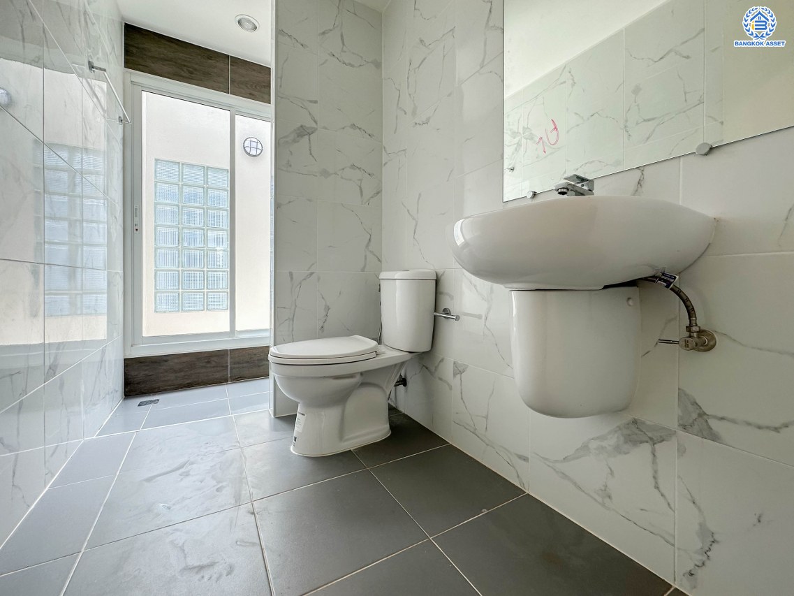 บ้านมือสองตกแต่งใหม่ โครงการ โนเบิล วานา วัชรพล ดีไซน์สุดโดดเด่น เนื้อที่ 67.5 ตร.ว. ฟังก์ชันจัดเต็ม 3 ห้องนอน 4 ห้องน้ำ 1 ห้องแม่บ้าน จอดรถได้ 2 คัน บนทำเลเดินทางสะดวก ใกล้เซ็นทรัลรามอินทรา, จุดขึ้นทางด่วน "สุขาภิบาล5-1" และรถไฟฟ้าสายสีชมพู "สถานีวัชรพล"